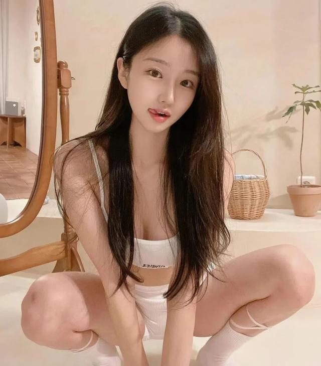 韩国顶级女主播惊艳亮相 清纯与性感并存,谁能抵挡得住她的魅力?