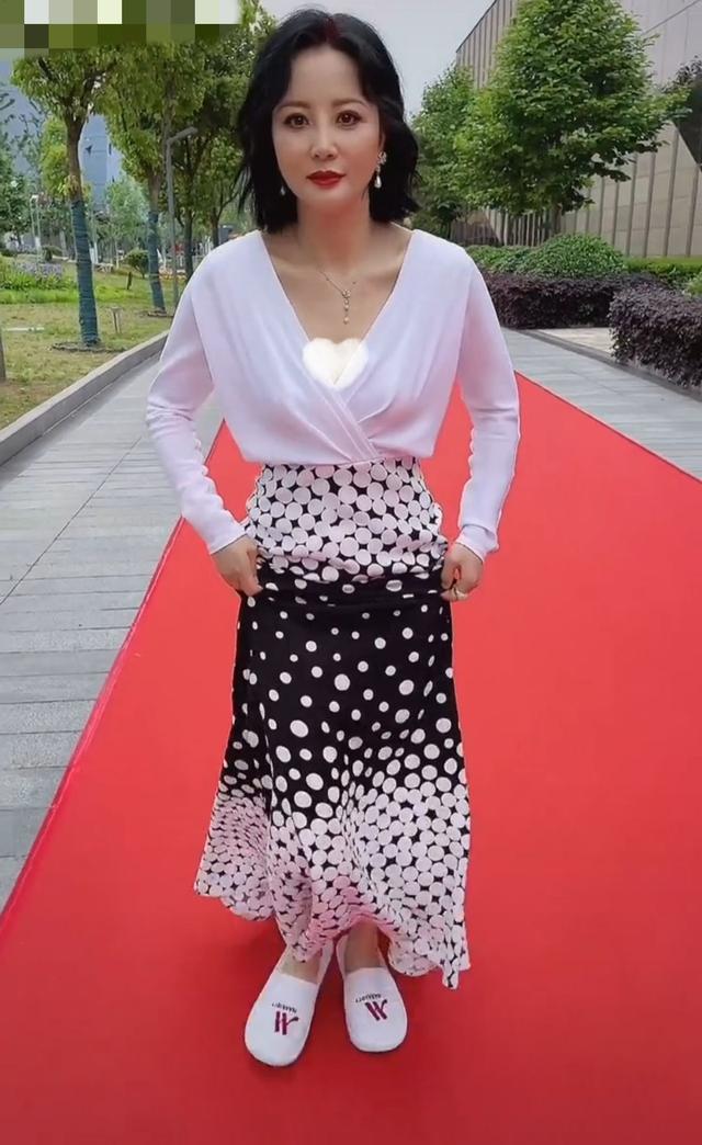 影后陶虹减肥成功后现身,v领露出排骨胸,走红毯还穿酒店拖鞋?