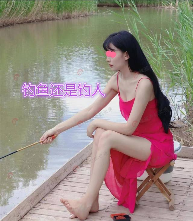 浙江一红衣女子河边钓鱼,肤白貌美衣着清爽,网友:真不怕蚊子咬