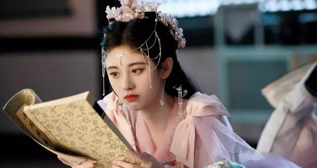 “古灵精怪”别硬演,比起装嫩、挤眉弄眼,这8位女明星高明的多