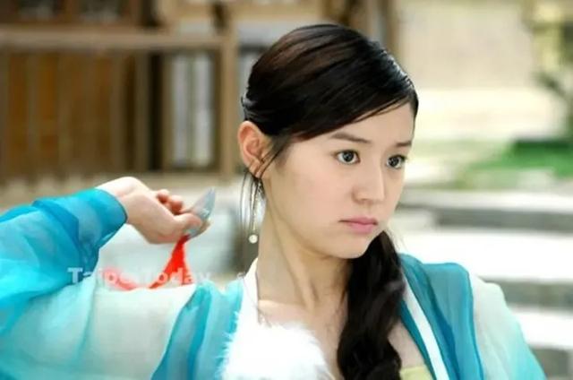 “古灵精怪”别硬演,比起装嫩、挤眉弄眼,这8位女明星高明的多