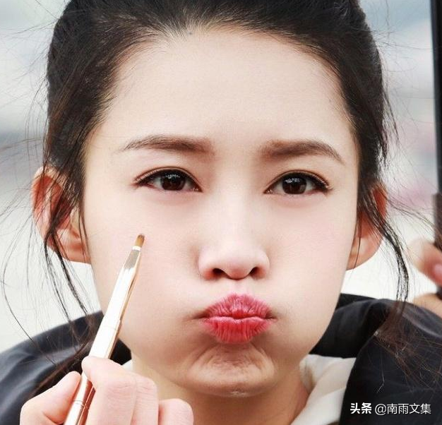 8位女星嘟嘟嘴,迪丽热巴可爱,赵丽颖甜美,杨紫俏皮,你喜欢谁