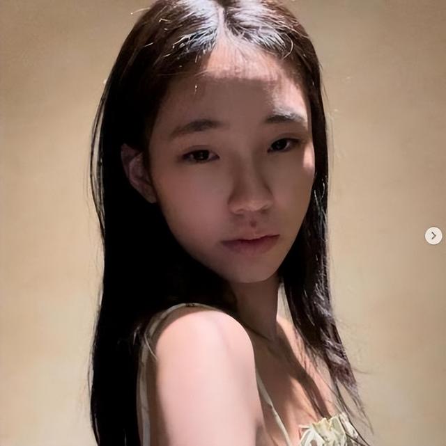 小S二女儿许韶恩站姿惹争议,永远是后臀屁股翘起来,风尘味太足