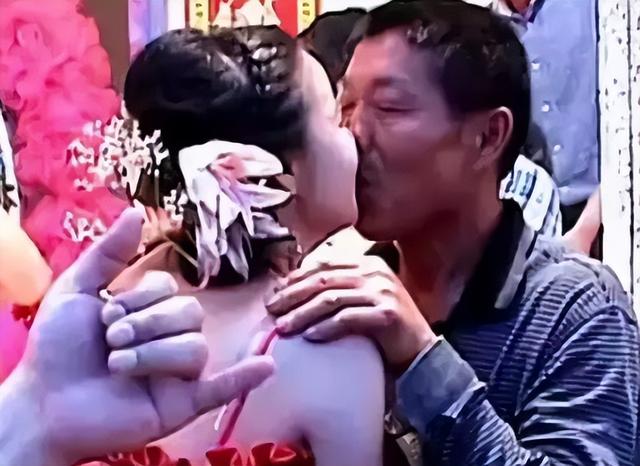“新娘被多名男子强吻拍臀部”事件,撕开了当下社会病态的一幕