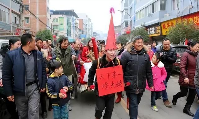 “新娘被多名男子强吻拍臀部”事件,撕开了当下社会病态的一幕