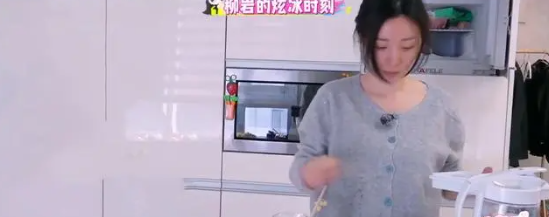 44岁柳岩瘦脱相!尖嘴猴腮脸皮耷拉,苍老到不敢认,昔日女神不在