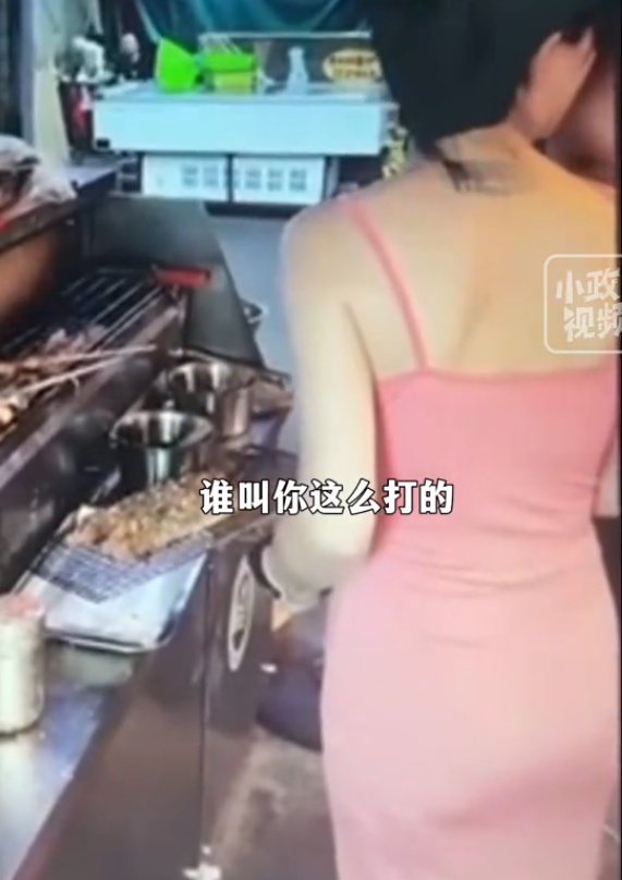美女直播烧烤被顾客摸屁股,日常视频曝光,网友:这谁顶得住