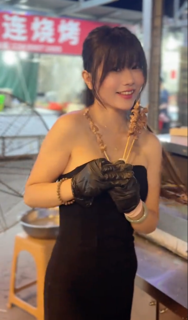 美女直播烧烤被顾客摸屁股,日常视频曝光,网友:这谁顶得住