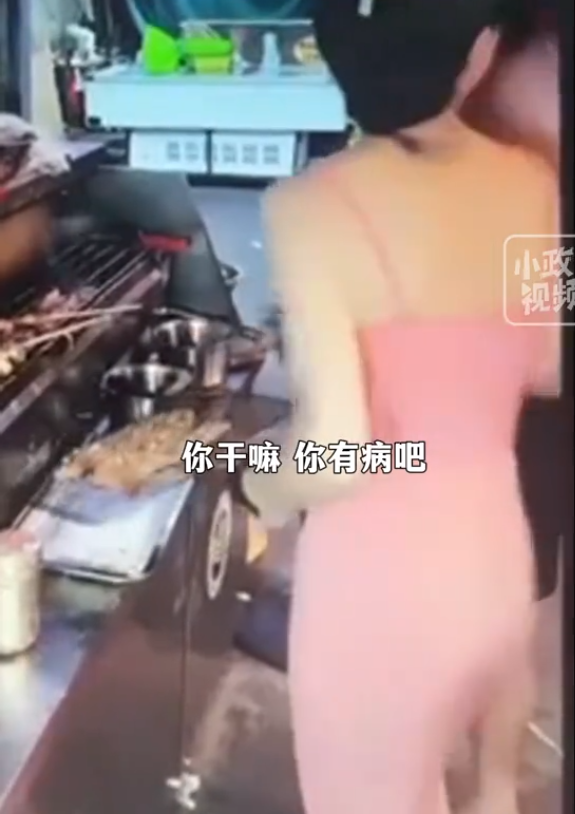 美女直播烧烤被顾客摸屁股,日常视频曝光,网友:这谁顶得住