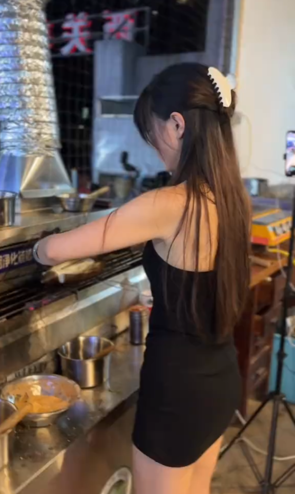 美女直播烧烤被顾客摸屁股,日常视频曝光,网友:这谁顶得住