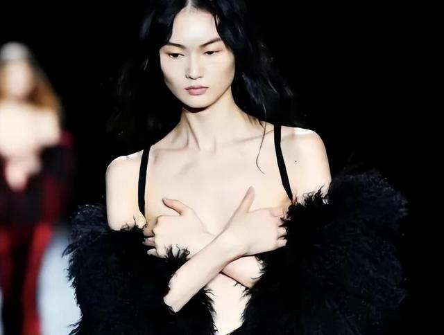巴黎之夜:3位女星“敢露”造型,看完你还敢说“不穿”吗?