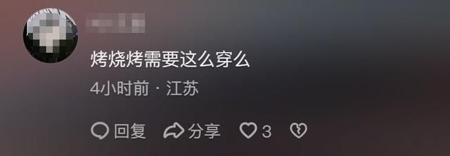 美女直播烧烤被顾客摸屁股,日常视频曝光,网友:这谁顶得住