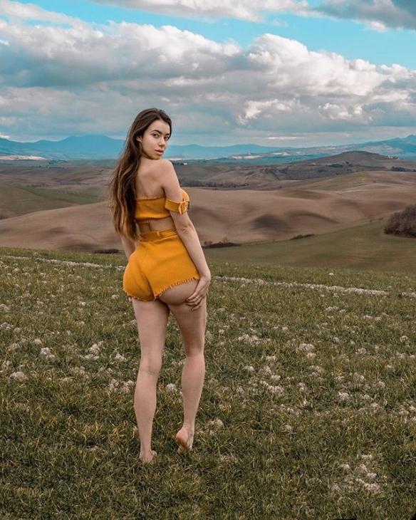 蜜瓜美臀+“胸”猛欧派!意大利辣妹Eleonora性感私照