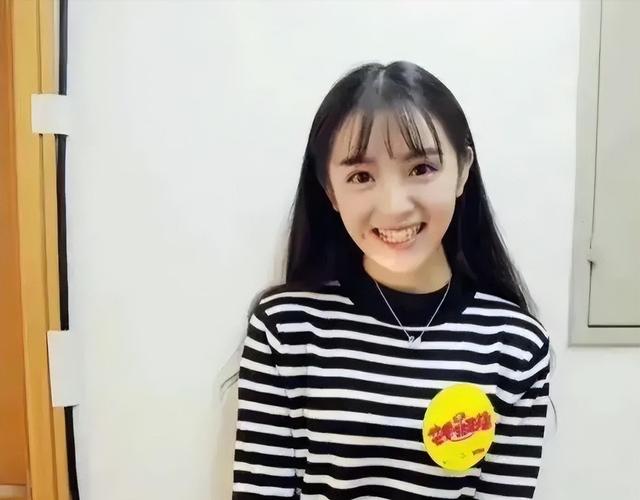 田曦薇“童颜巨乳”引热议!高中旧照曝光,纯真魅力征服众人