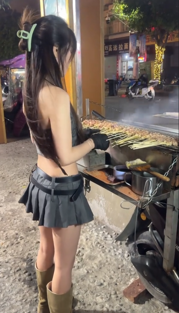 美女直播烧烤被顾客摸屁股,日常视频曝光,网友:这谁顶得住