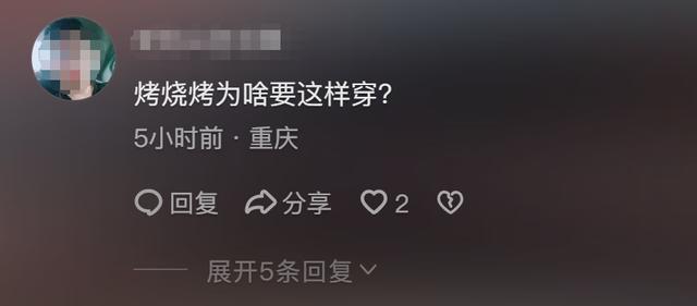美女直播烧烤被顾客摸屁股,日常视频曝光,网友:这谁顶得住