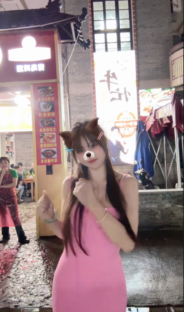 美女直播烧烤被顾客摸屁股,日常视频曝光,网友:这谁顶得住