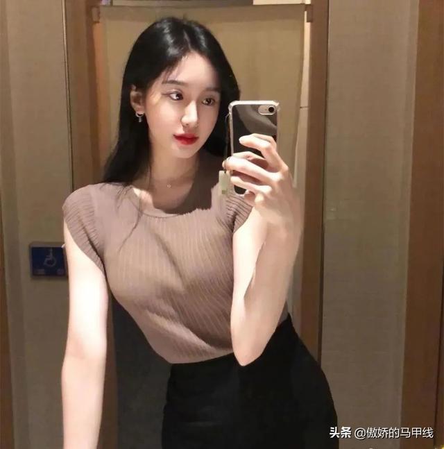 21岁极品翘臀小姐姐自拍曝光,这身材和颜值让人看了无限舔屏