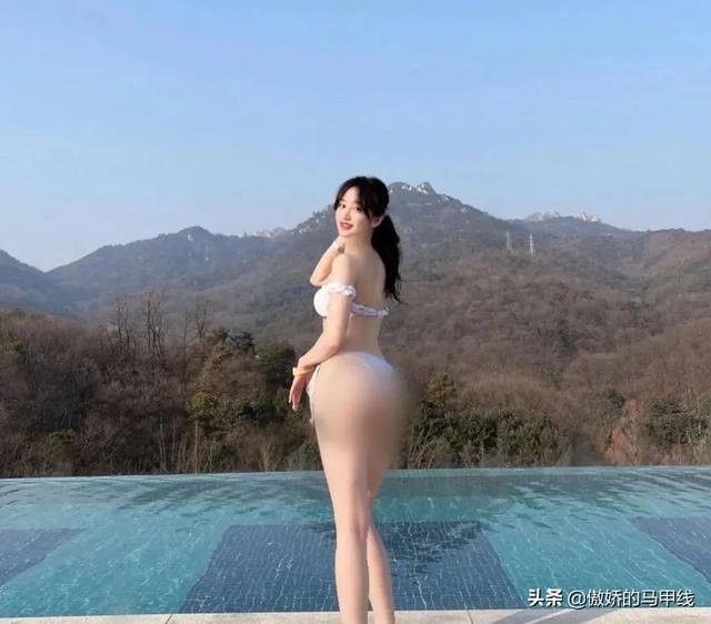 21岁极品翘臀小姐姐自拍曝光,这身材和颜值让人看了无限舔屏