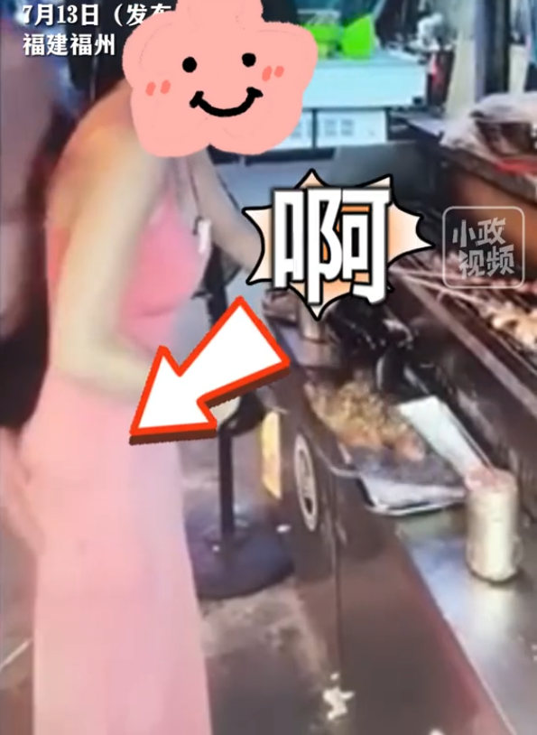 美女直播烧烤被顾客摸屁股,日常视频曝光,网友:这谁顶得住