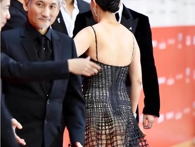 巴黎之夜:3位女星“敢露”造型,看完你还敢说“不穿”吗?