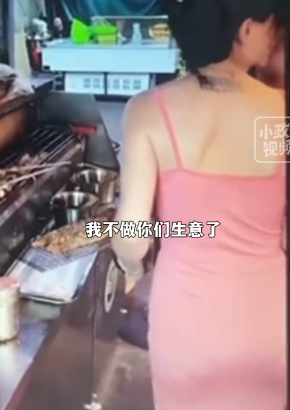 美女直播烧烤被顾客摸屁股,日常视频曝光,网友:这谁顶得住