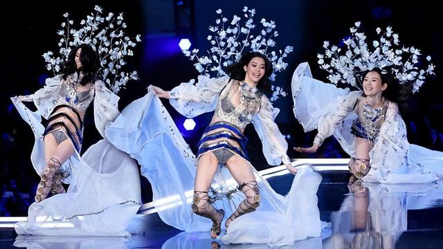 巴黎之夜:3位女星“敢露”造型,看完你还敢说“不穿”吗?