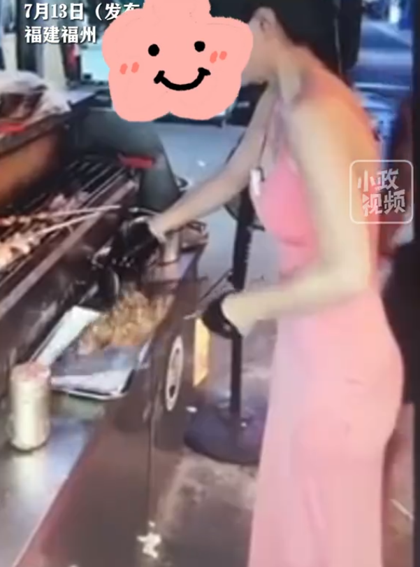 美女直播烧烤被顾客摸屁股,日常视频曝光,网友:这谁顶得住