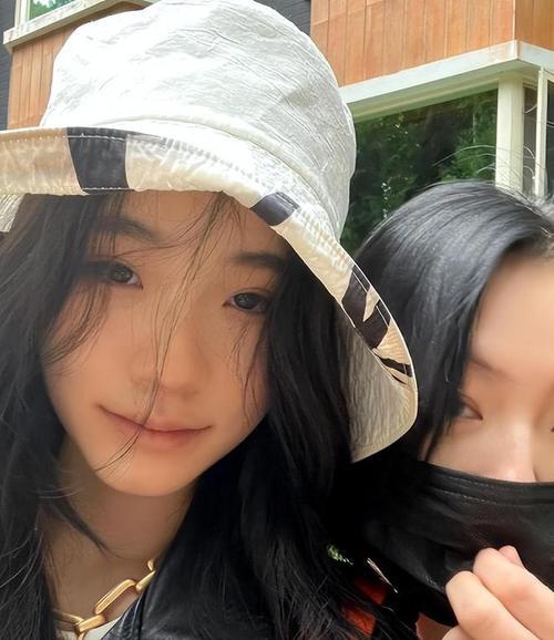 小S二女儿许韶恩站姿惹争议,永远是后臀屁股翘起来,风尘味太足