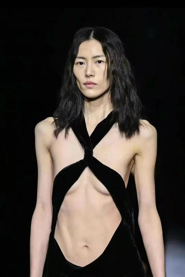 巴黎之夜:3位女星“敢露”造型,看完你还敢说“不穿”吗?