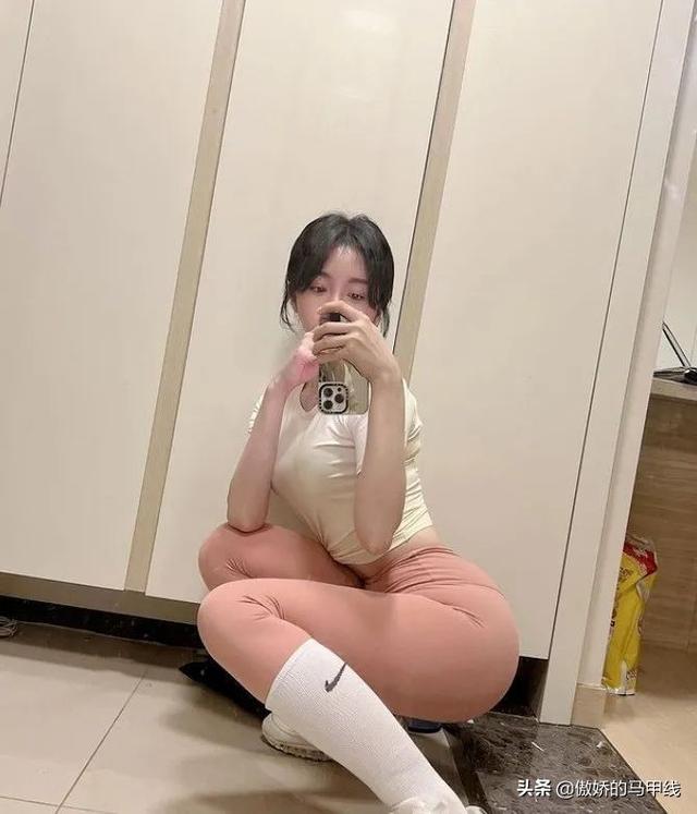21岁极品翘臀小姐姐自拍曝光,这身材和颜值让人看了无限舔屏