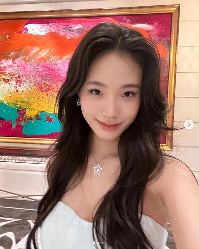 小S二女儿许韶恩站姿惹争议,永远是后臀屁股翘起来,风尘味太足