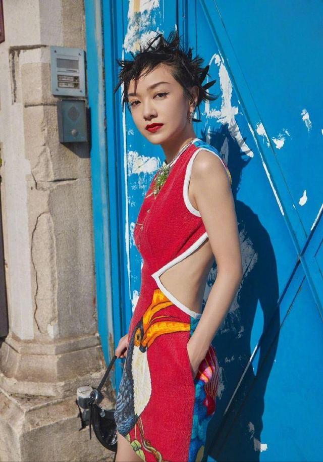巴黎之夜:3位女星“敢露”造型,看完你还敢说“不穿”吗?