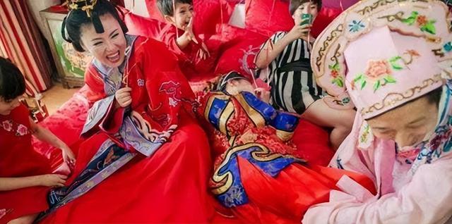 “新娘被多名男子强吻拍臀部”事件,撕开了当下社会病态的一幕
