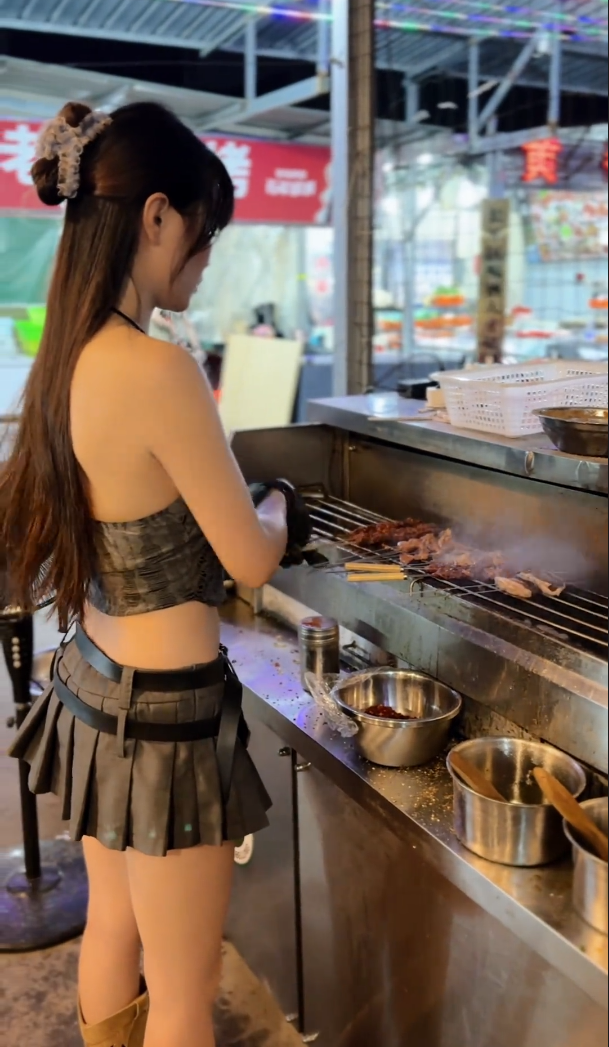 美女直播烧烤被顾客摸屁股,日常视频曝光,网友:这谁顶得住