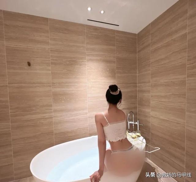 21岁极品翘臀小姐姐自拍曝光,这身材和颜值让人看了无限舔屏
