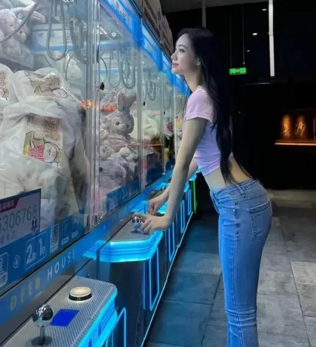 小S二女儿许韶恩站姿惹争议,永远是后臀屁股翘起来,风尘味太足