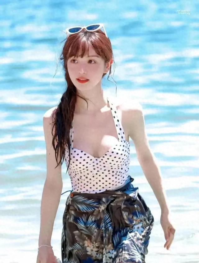 田曦薇“童颜巨乳”引热议!高中旧照曝光,纯真魅力征服众人
