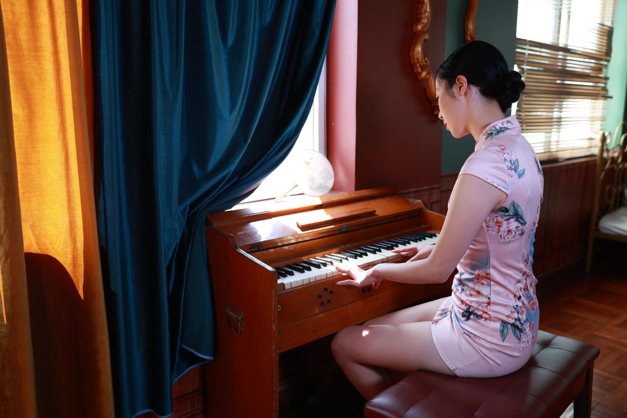 是一个五星级宾馆的红牌妓女 她皮肤白嫩、乳房娇小