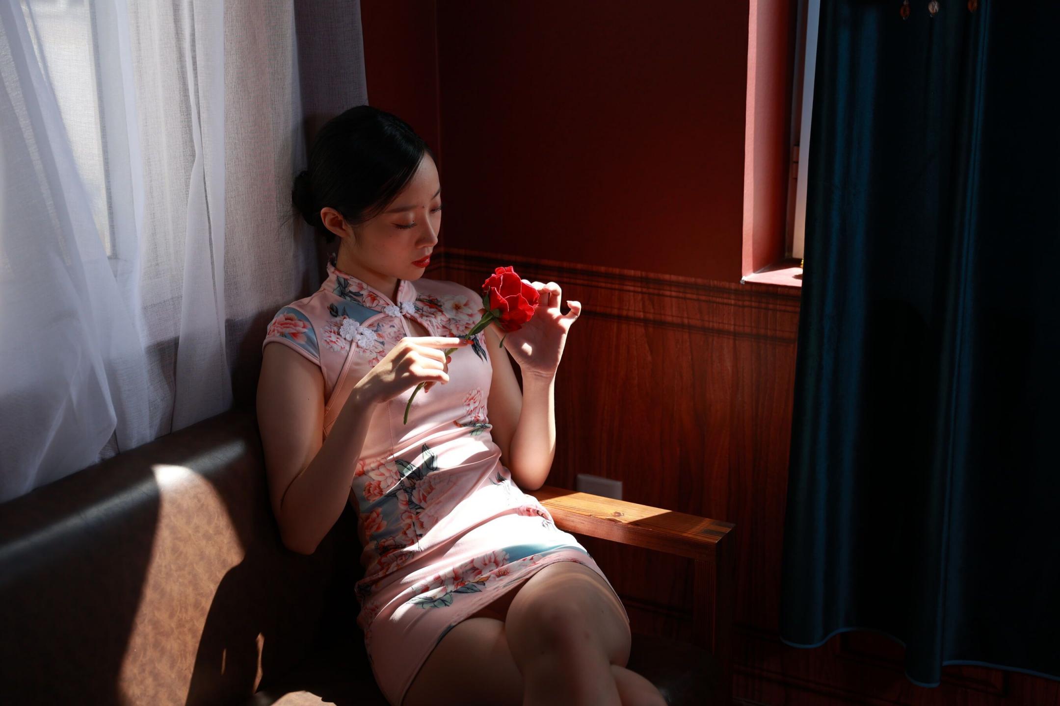 是一个五星级宾馆的红牌妓女 她皮肤白嫩、乳房娇小