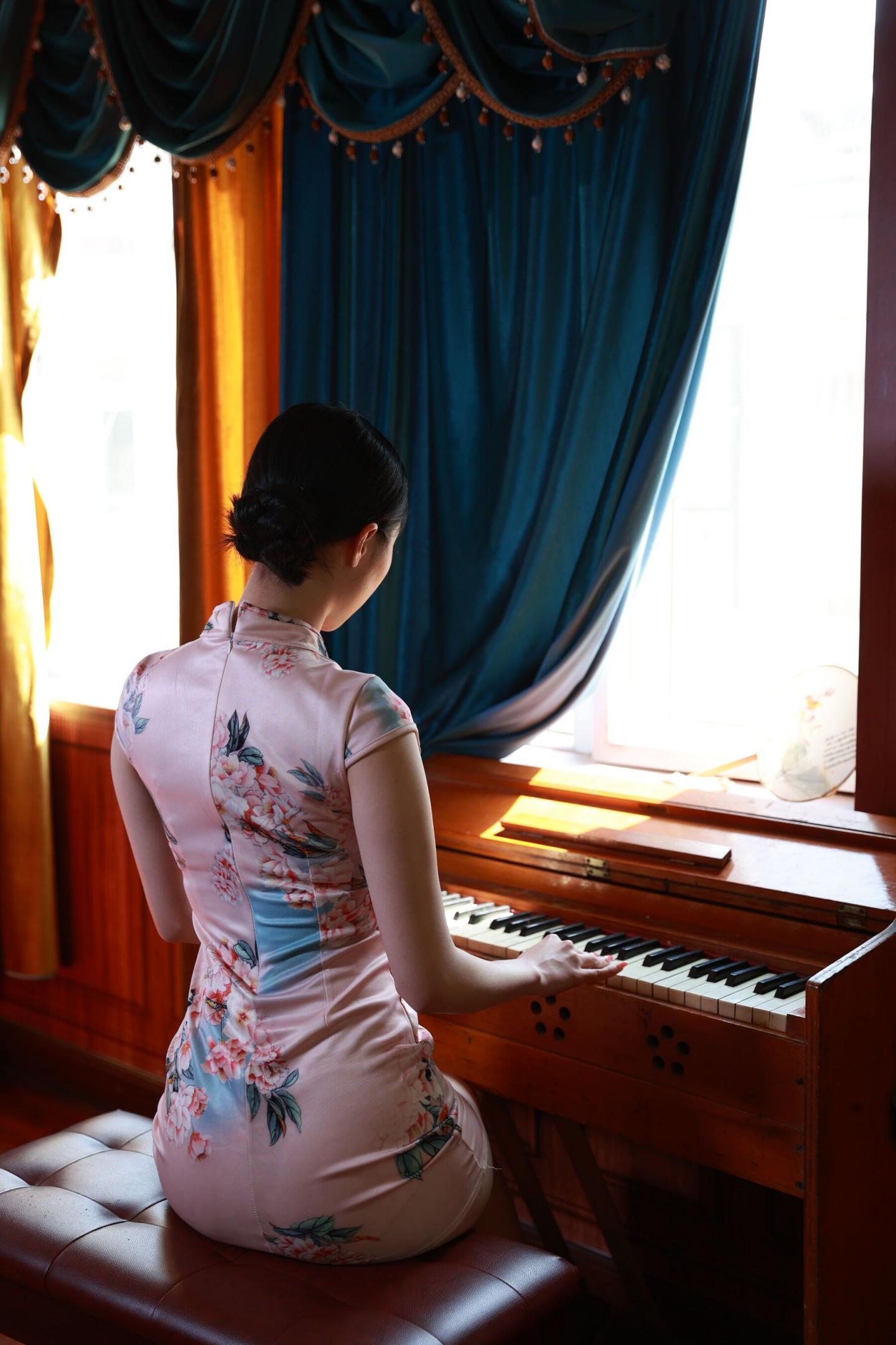 是一个五星级宾馆的红牌妓女 她皮肤白嫩、乳房娇小