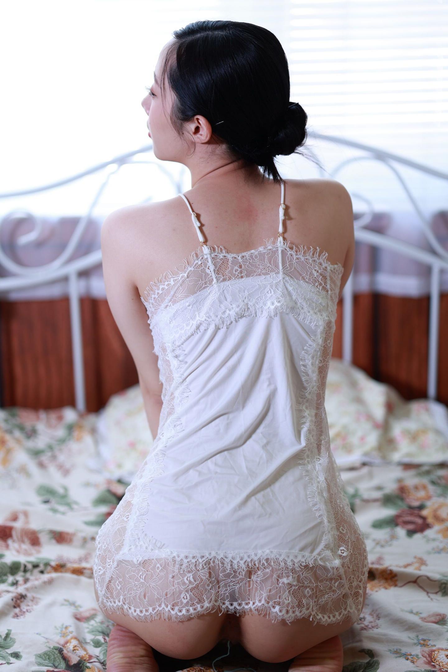 是一个五星级宾馆的红牌妓女 她皮肤白嫩、乳房娇小