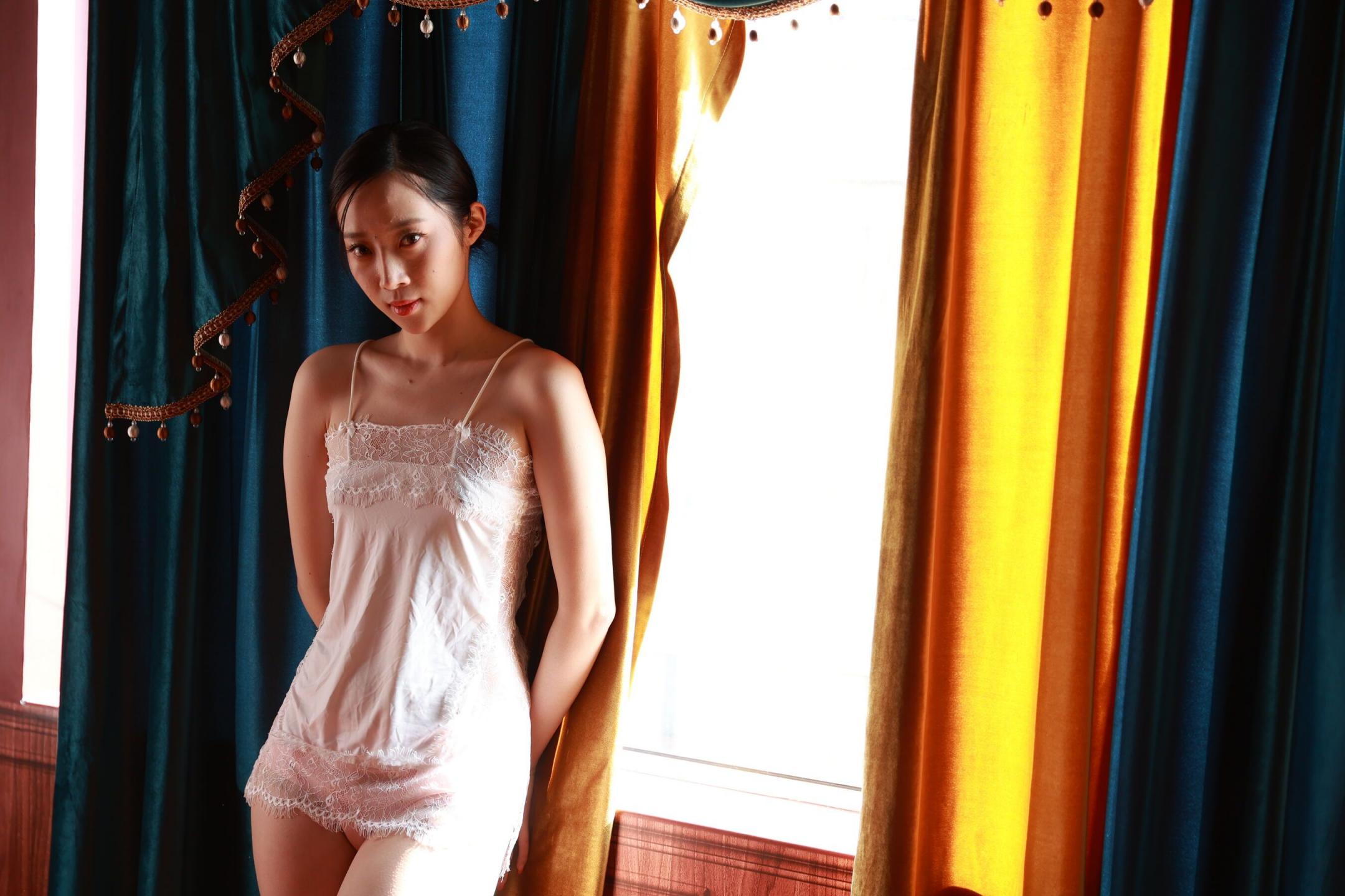 是一个五星级宾馆的红牌妓女 她皮肤白嫩、乳房娇小